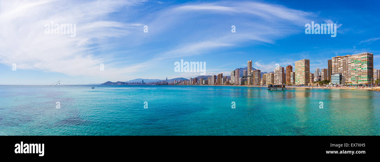 Panorama del litorale città con il mare e il cielo Foto Stock