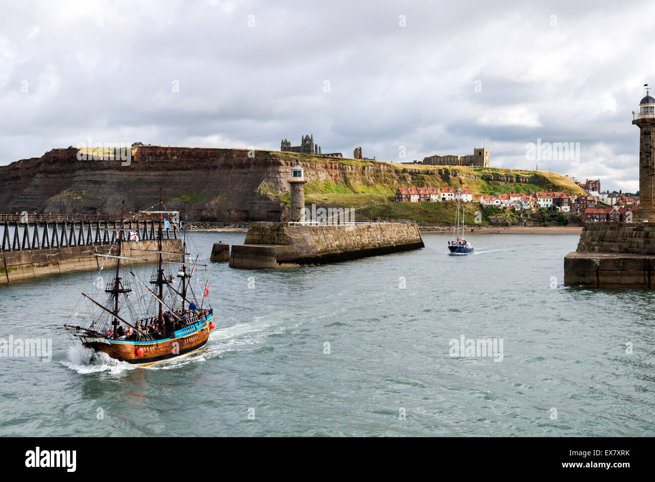 La barca lascia il porto di Whitby un centro balneare situato nel North Yorkshire, Inghilterra Foto Stock