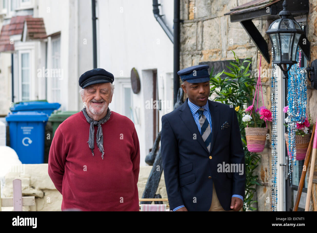 Troupe la registrazione per bambini programma TV che starring Bernard Cribbins nel Nord Yorkshire villaggio di Staithes Inghilterra Foto Stock