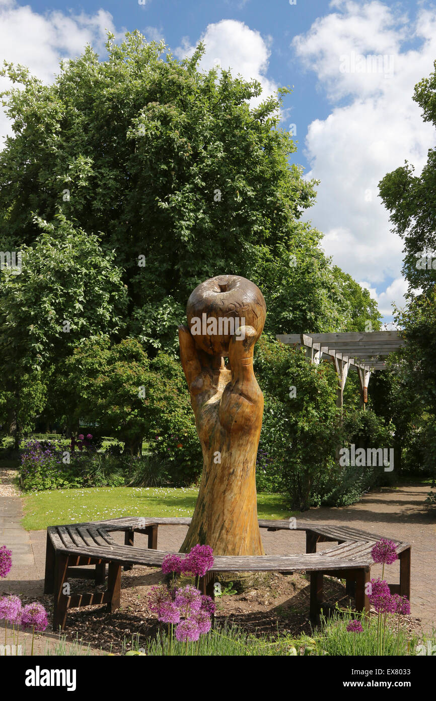 Fu Sir Isaac Newton a mano in legno e apple scultura, Wyndham Park, Grantham, Lincolnshire, Regno Unito Foto Stock