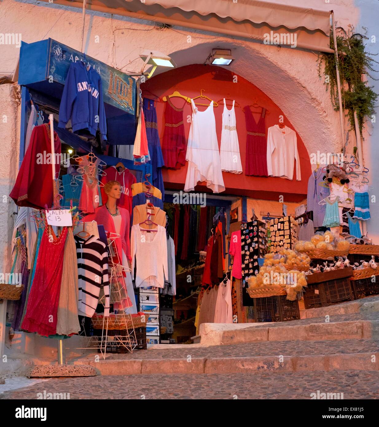 Un souvenir negozio di abbigliamento in Fira Santorini, Grecia Foto Stock