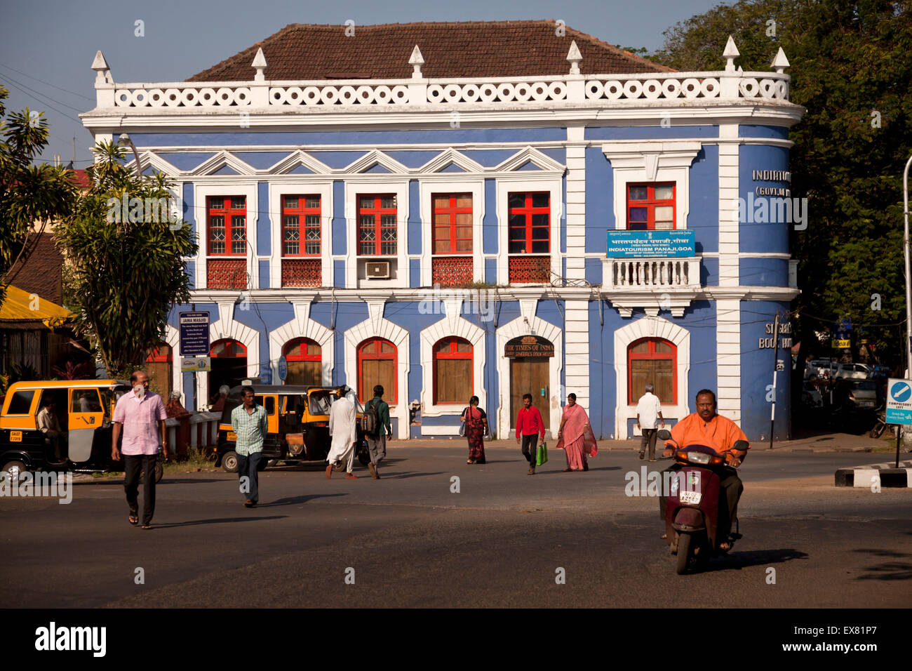 Edificio coloniale sul piazzale della chiesa di Panaji o Panjim, Goa, India, Asia Foto Stock