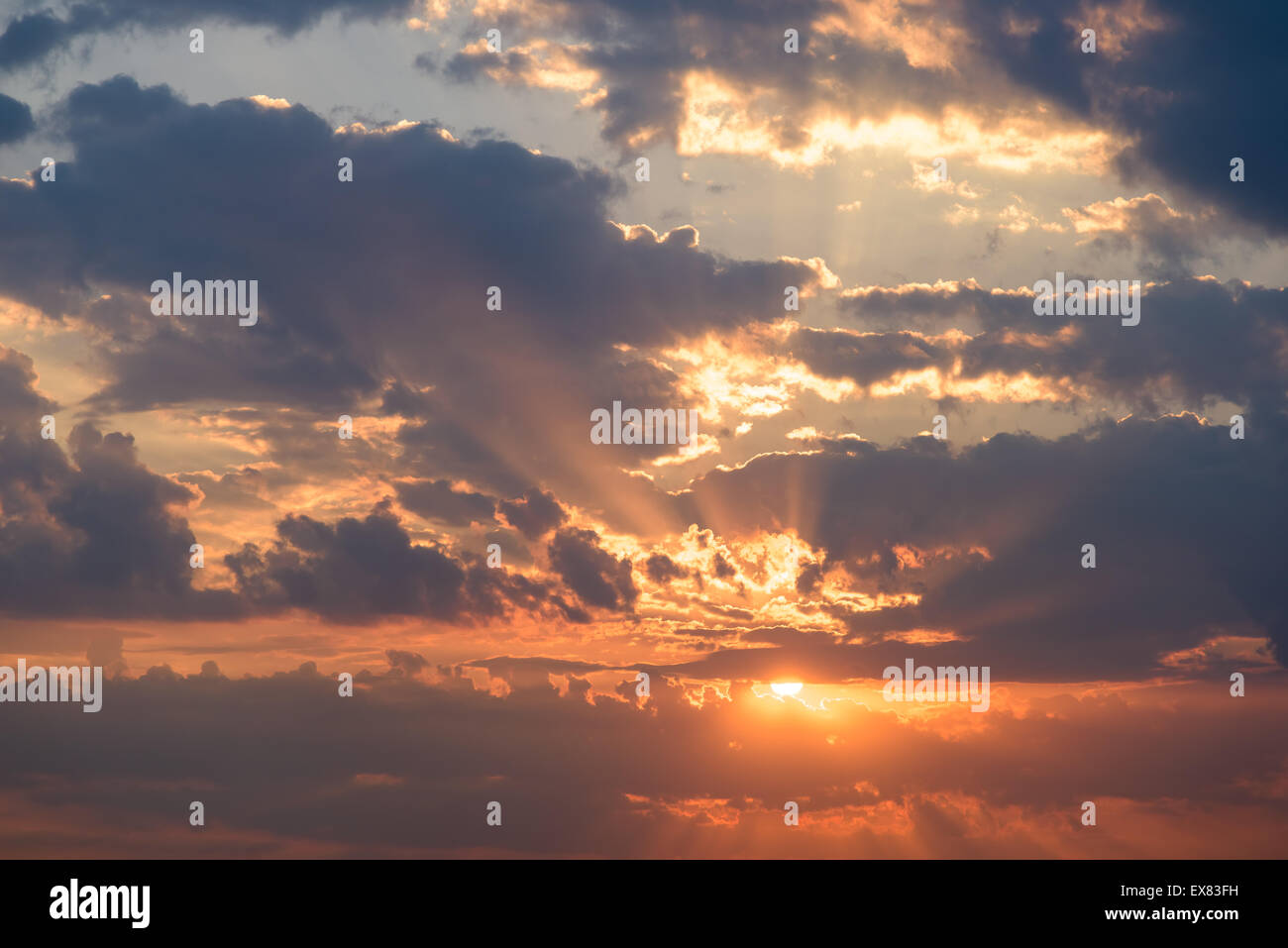 Estate tramonto con bellissimo cielo molto nuvoloso Foto Stock