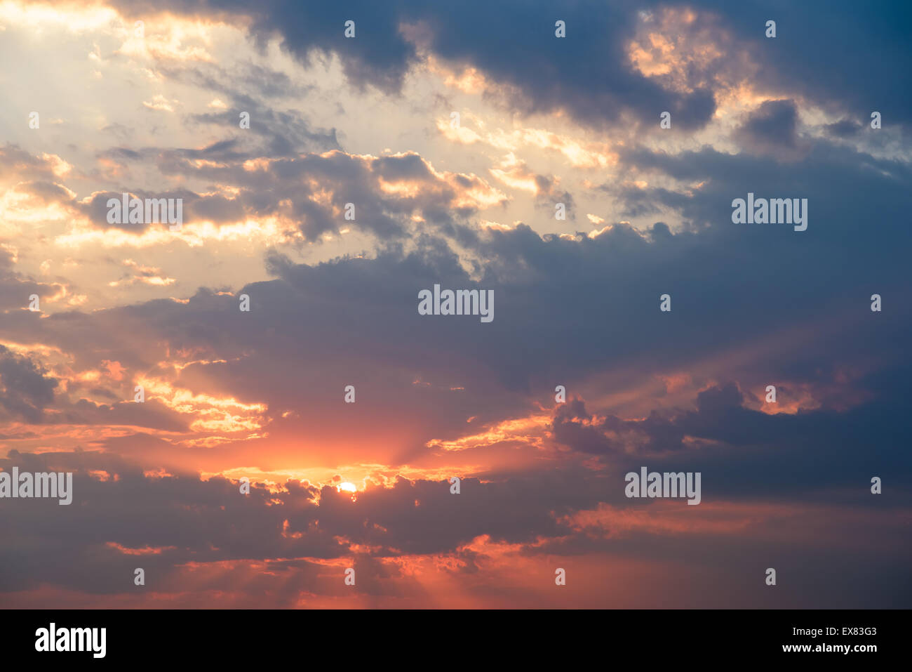 Estate tramonto con bellissimo cielo molto nuvoloso Foto Stock