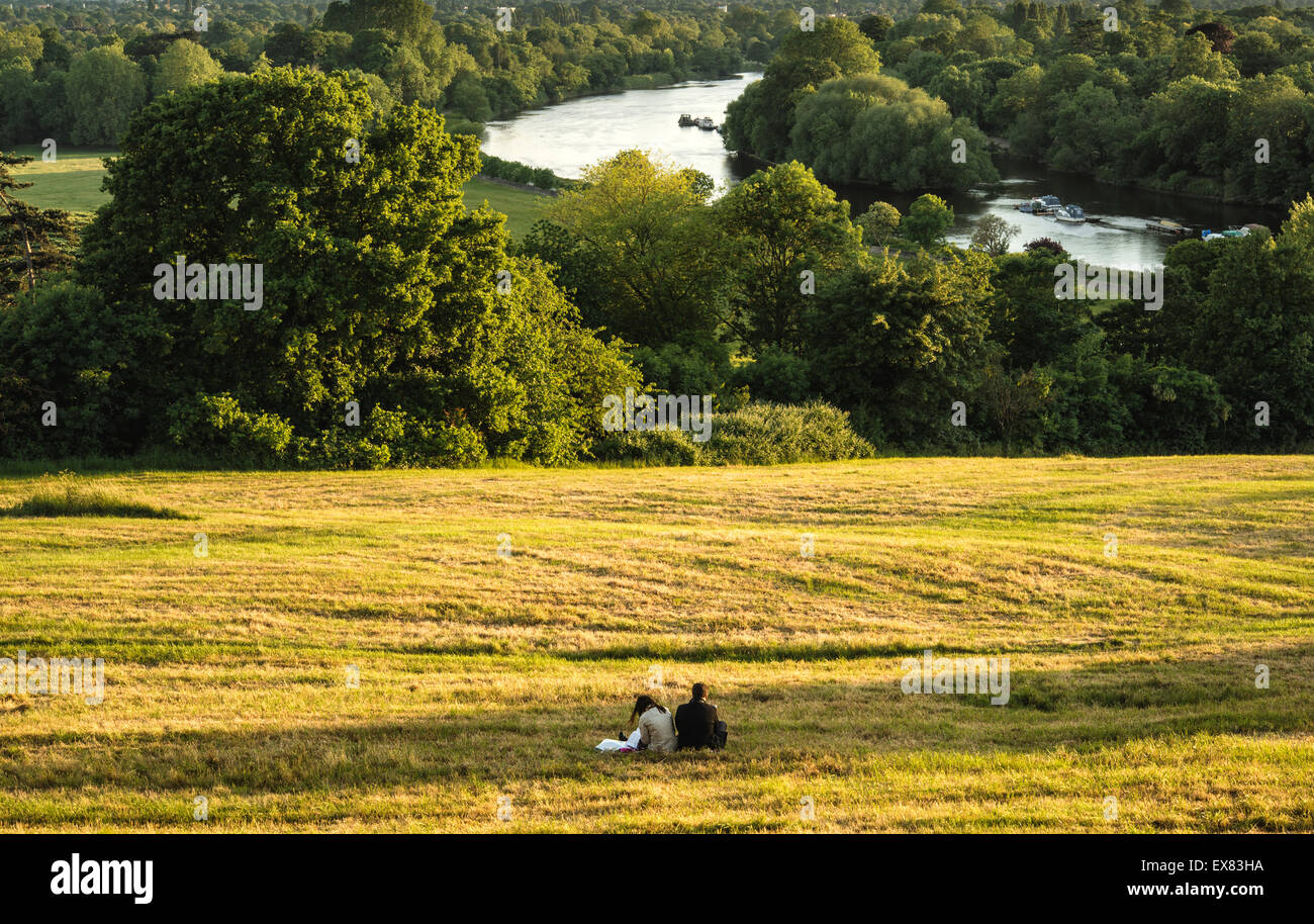 Giovane coppia romantica nel paesaggio seduta su Richmond Hill a Londra per una serata estiva Foto Stock