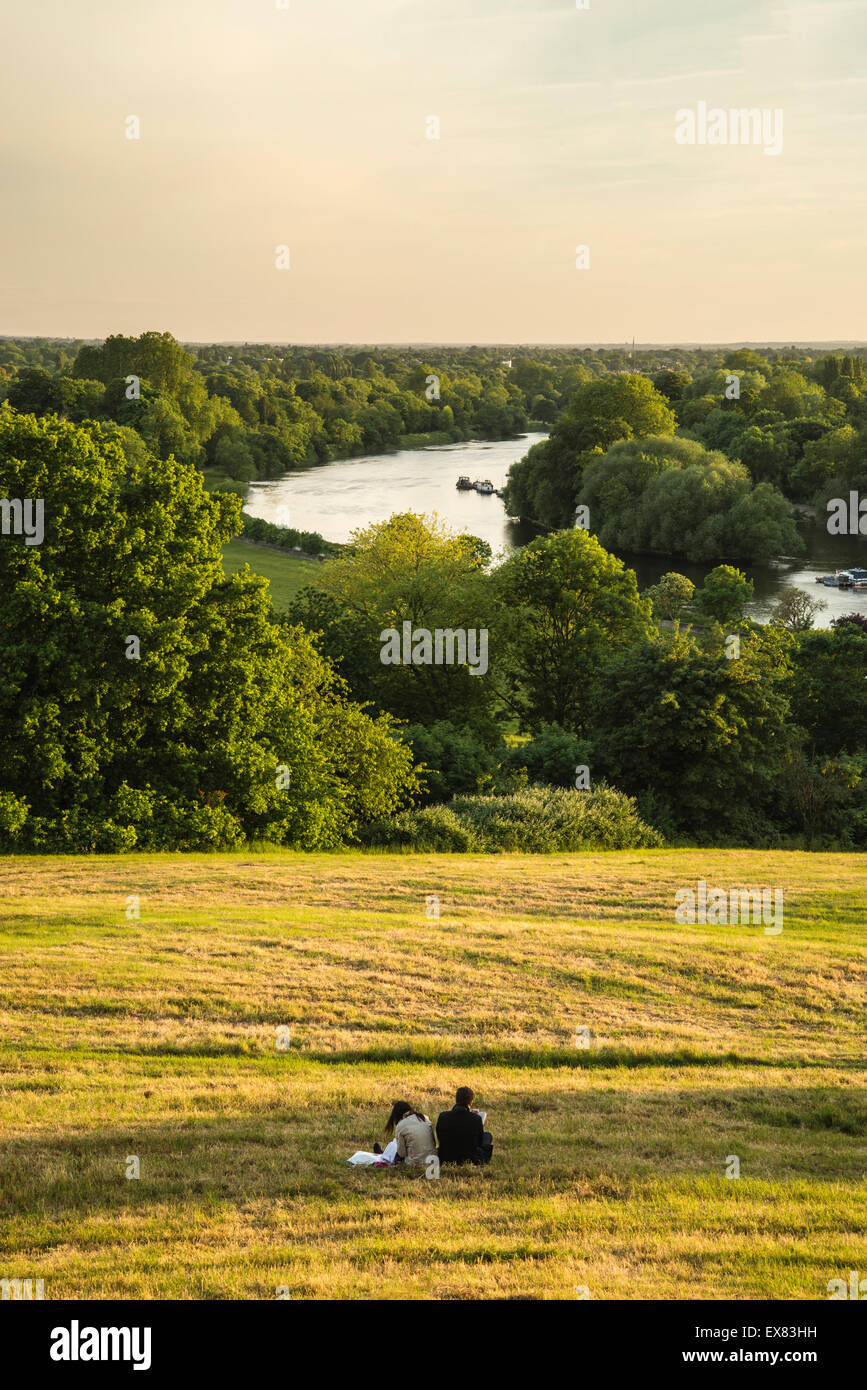 Giovane coppia romantica nel paesaggio seduta su Richmond Hill a Londra per una serata estiva Foto Stock