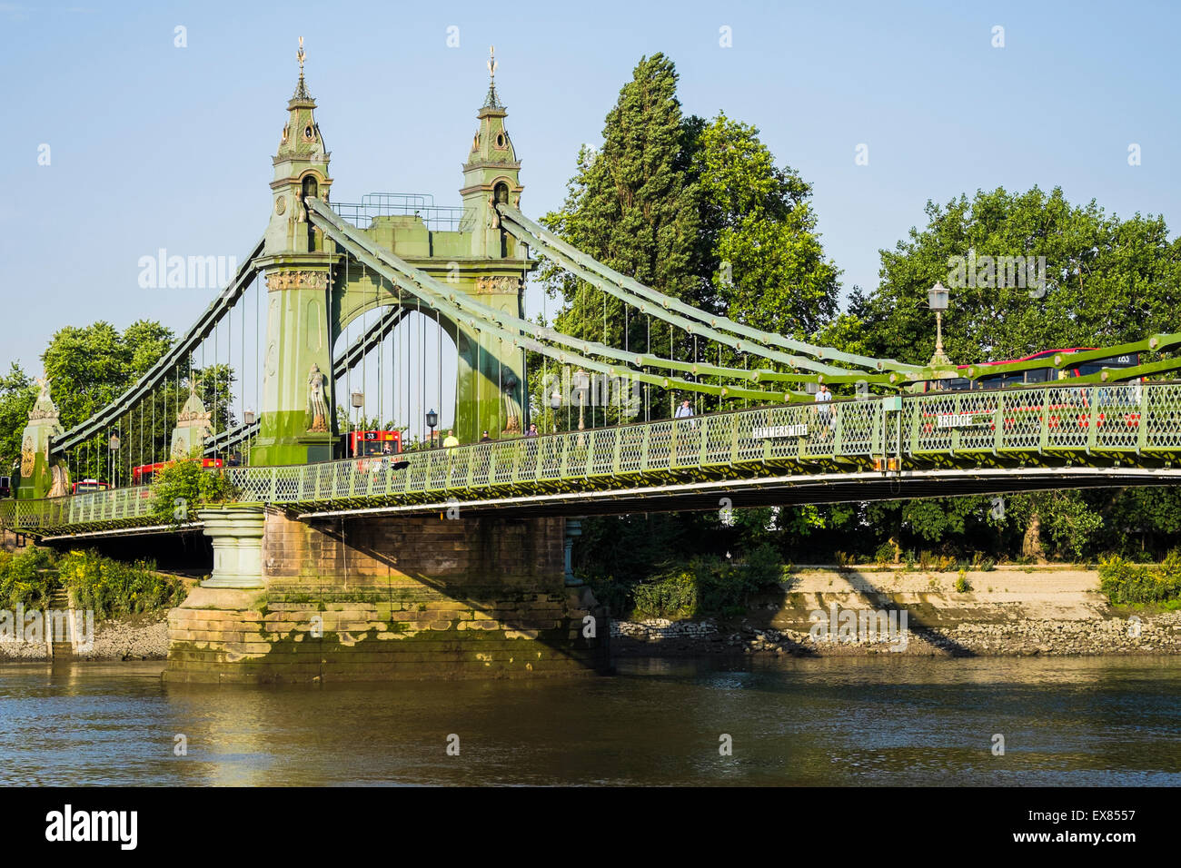 Hammersmith ponte che attraversa il fiume Tamigi London, England, Regno Unito Foto Stock