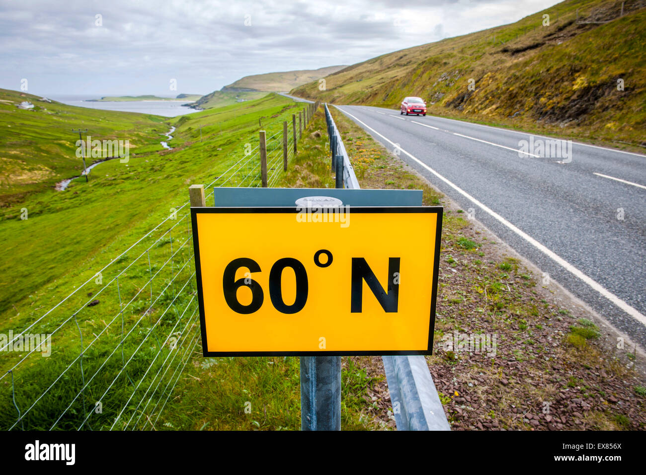 Il sessantesimo nord del grado di latitudine interseca la strada A 970 sulla terraferma, Cunningsburgh, isole Shetland, Scozia Foto Stock