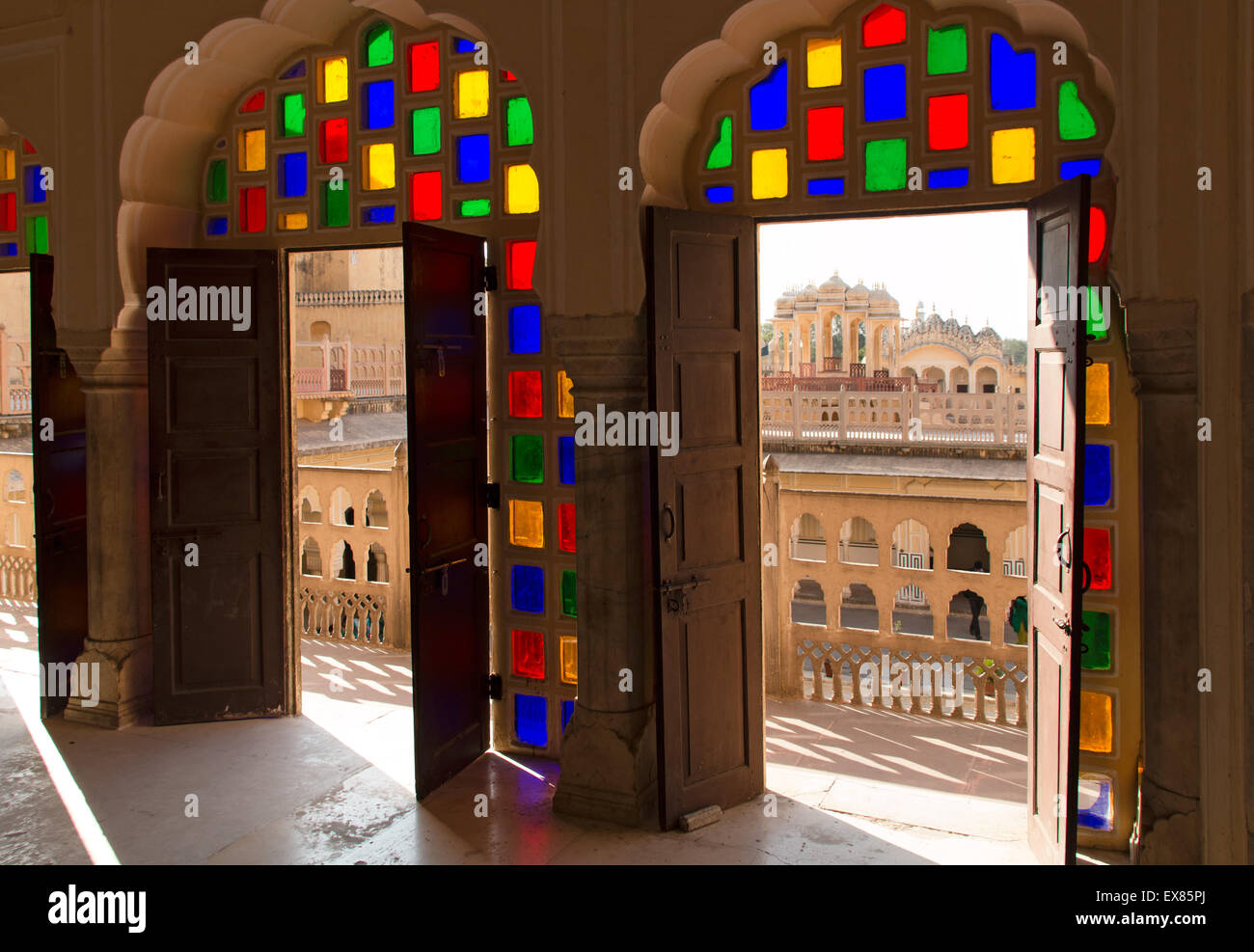 Colorati porte di vetro che si affaccia sul cortile dell'Hawa Mahal, Palazzo dei venti, Jaipur, Rajasthan, India Foto Stock