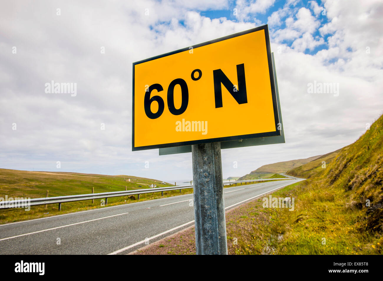 Il sessantesimo nord del grado di latitudine interseca la strada A 970 sulla terraferma, Cunningsburgh, isole Shetland, Scozia Foto Stock