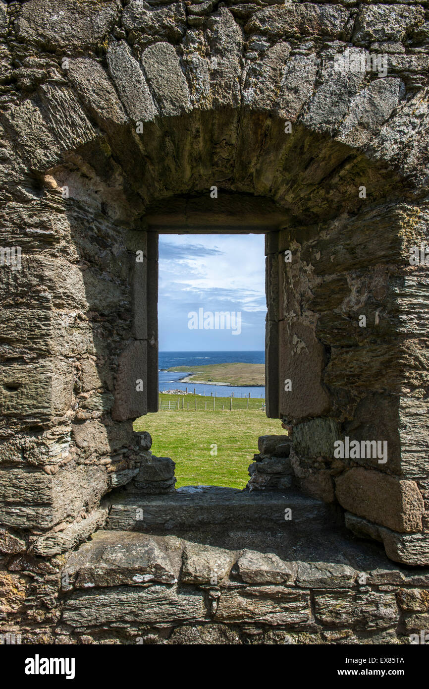Il castello di Muness rovine, vista da una finestra, Muness, Unst, Shetland, Scotland, Regno Unito Foto Stock