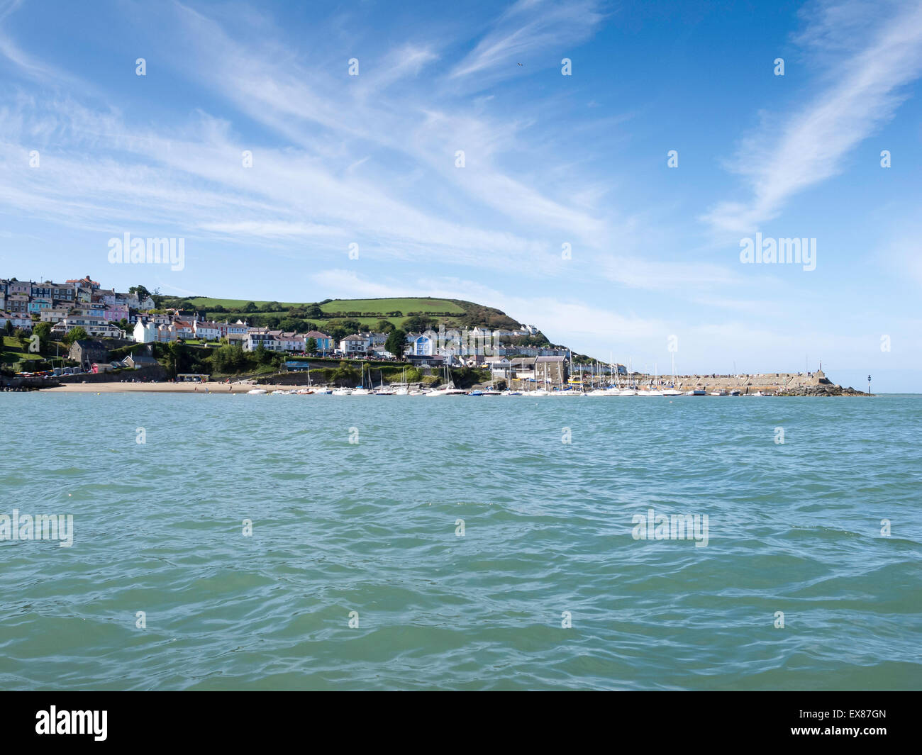 Vista della nuova banchina porto, Ceredigion, Galles, dal mare su una soleggiata giornata estiva Foto Stock