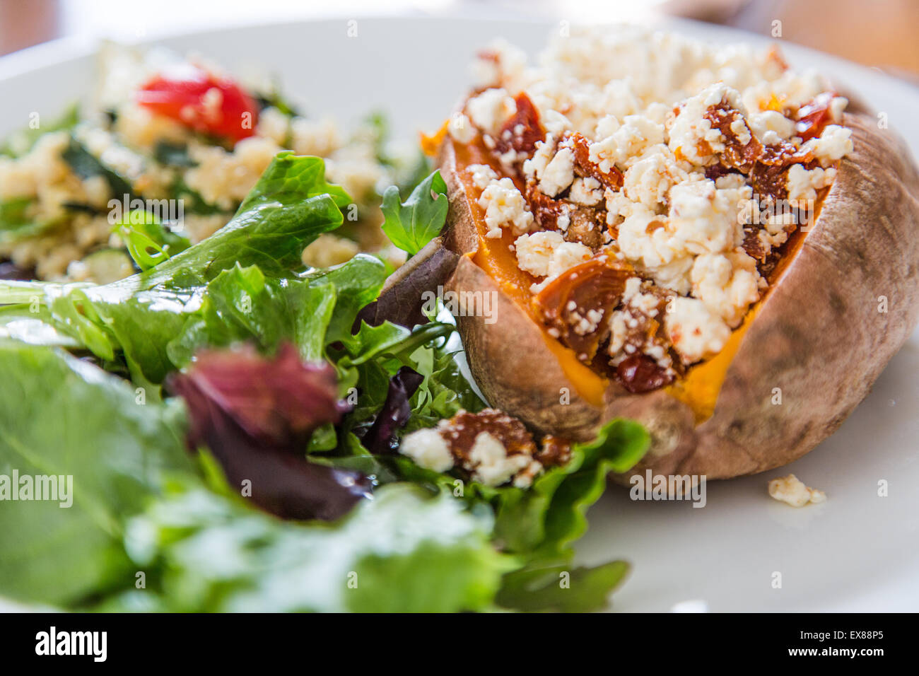 Pomodori secchi e formaggio Feta ripieni di patate dolci Foto Stock