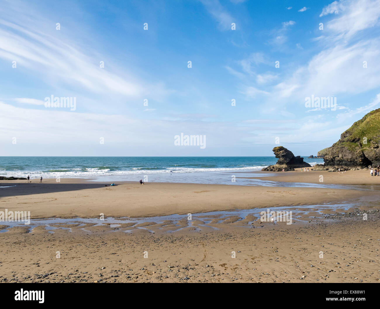 La spiaggia di Llangrannog, Ceredigion, Galles su una soleggiata giornata estiva che mostra l'insolita formazione rocciosa di Carreg Bica Foto Stock