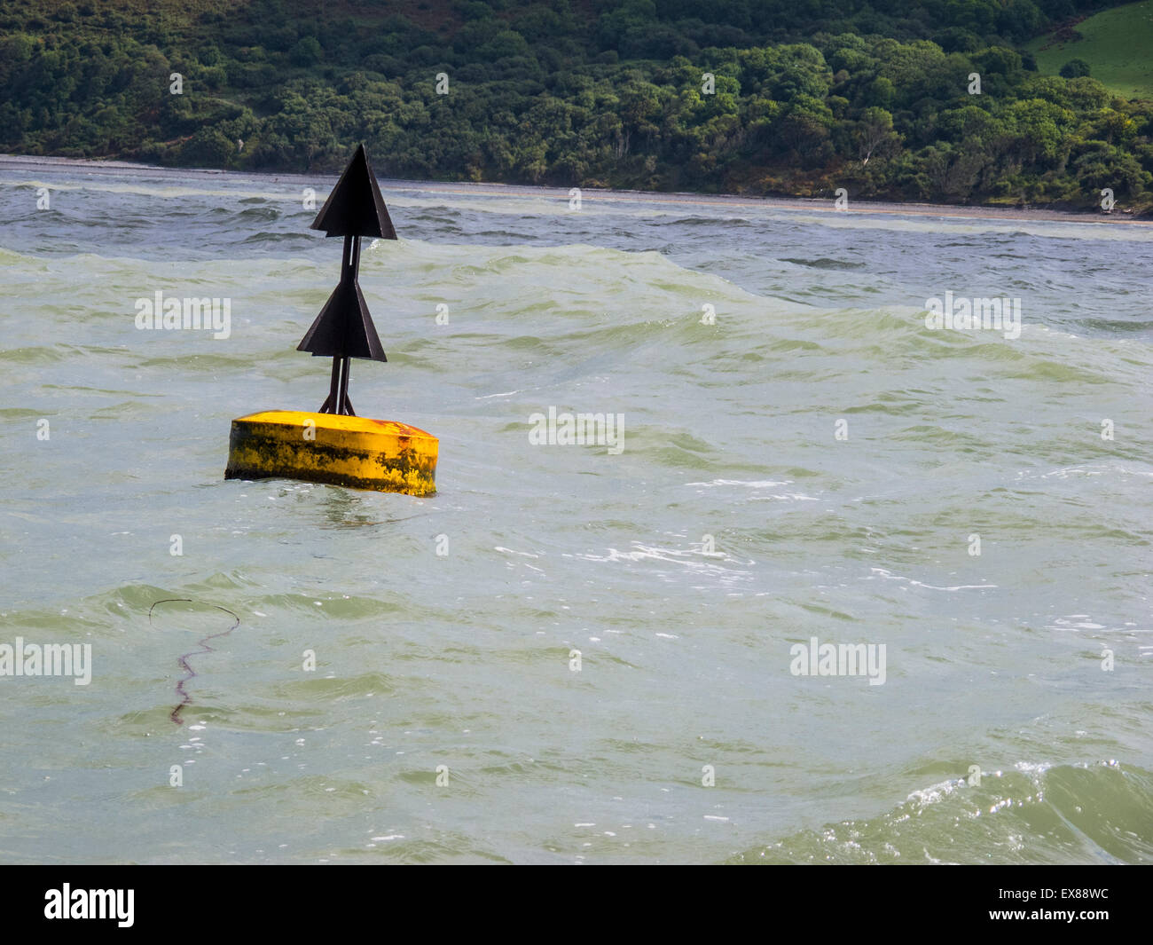 Reef boa segnaletica floating vicino alla costa a New Quay, Ceredigion, Galles Foto Stock