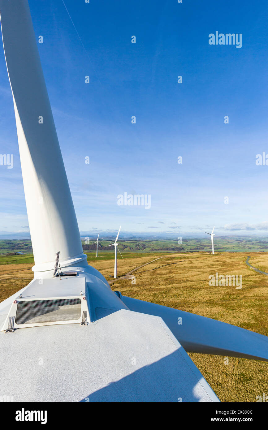 Vista dalla parte superiore di una turbina eolica navicella mostra le pale del rotore. Caton Moor wind farm di proprietà di Triodos Foto Stock