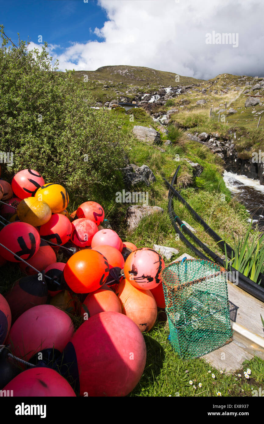 La pesca galleggianti accanto alla Abhainn Eadarra tra frastagliate scenario montano sul Nord Est Harris, Ebridi Esterne, Scotland, Regno Unito. Foto Stock