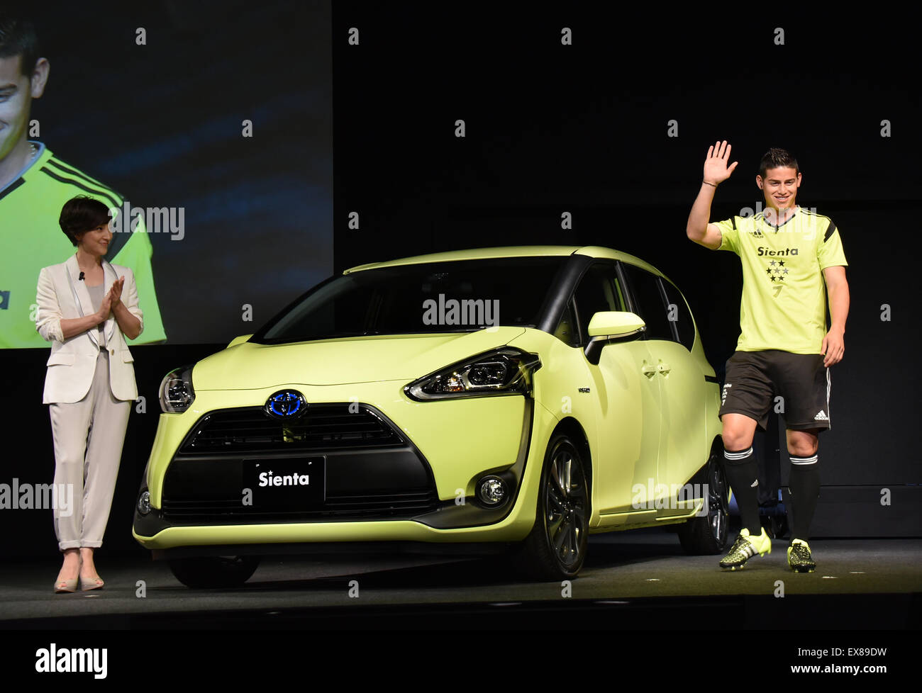 Tokyo, Giappone. 9 Luglio, 2015. Calcio colombiano super star James Rodriguez è a portata di mano per dare un grande supporto a Toyota Motor Corp come il giapponese automobilistico presenta il suo nuovo Sienta, una piccola cinque porte minivan, durante un lancio in Toyota ha sede a Tokyo giovedì 9 luglio 2015. Rodriguez, ora a suonare in Spagna il Real Madrid, era in città per il suo primo TV aspetto commerciale in Giappone. Con Rodriguez è giapponese celebrity Christel Takigawa. Credito: Natsuki Sakai/AFLO/Alamy Live News Foto Stock