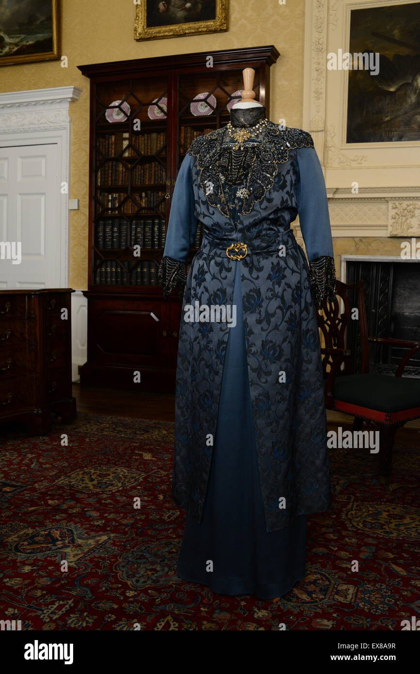 Costume indossato da attrice Dame Maggie Smith (Lady viola) durante le riprese fiction tv Cavendish Abbey. Immagine: Scott Bairstow/Alamy Foto Stock