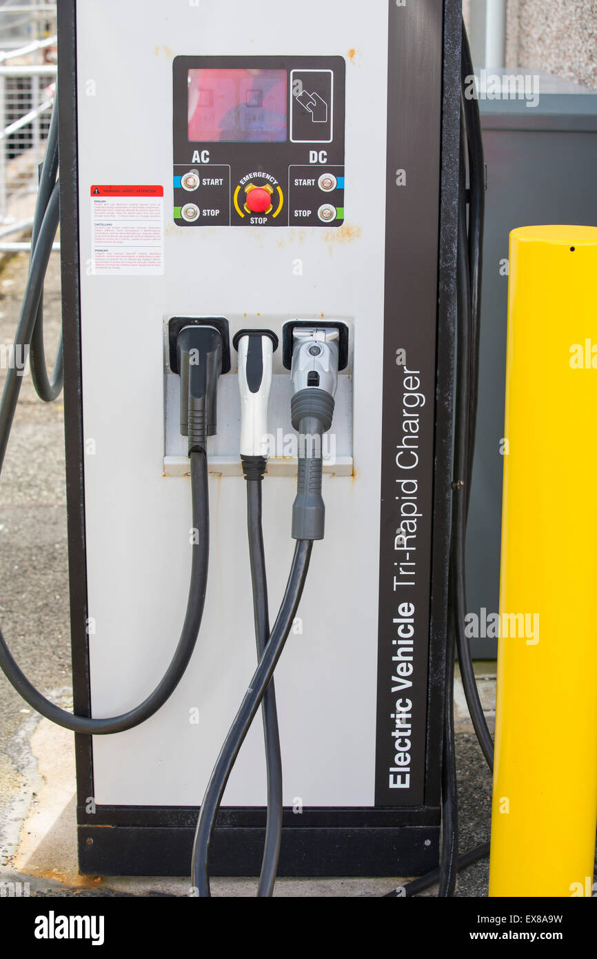 Un veicolo elettrico stazione di carica a Tarbert sull'Isle of Harris, Ebridi Esterne, Scotland, Regno Unito. Foto Stock