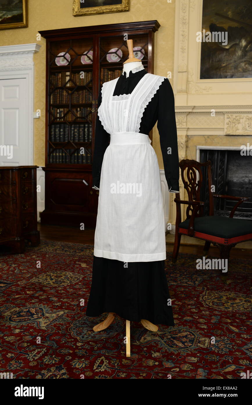 Costume indossato da attrice Gwen Dawson (casa cameriera) durante le riprese fiction tv Cavendish Abbey. Immagine: Scott Bairstow/Alamy Foto Stock