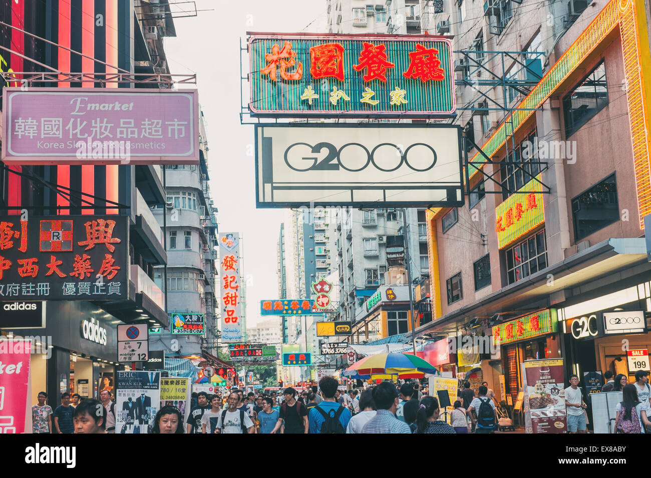 Mongkok in hong kong, uno dei la più trafficata area di Hong Kong per lo shopping. Foto Stock