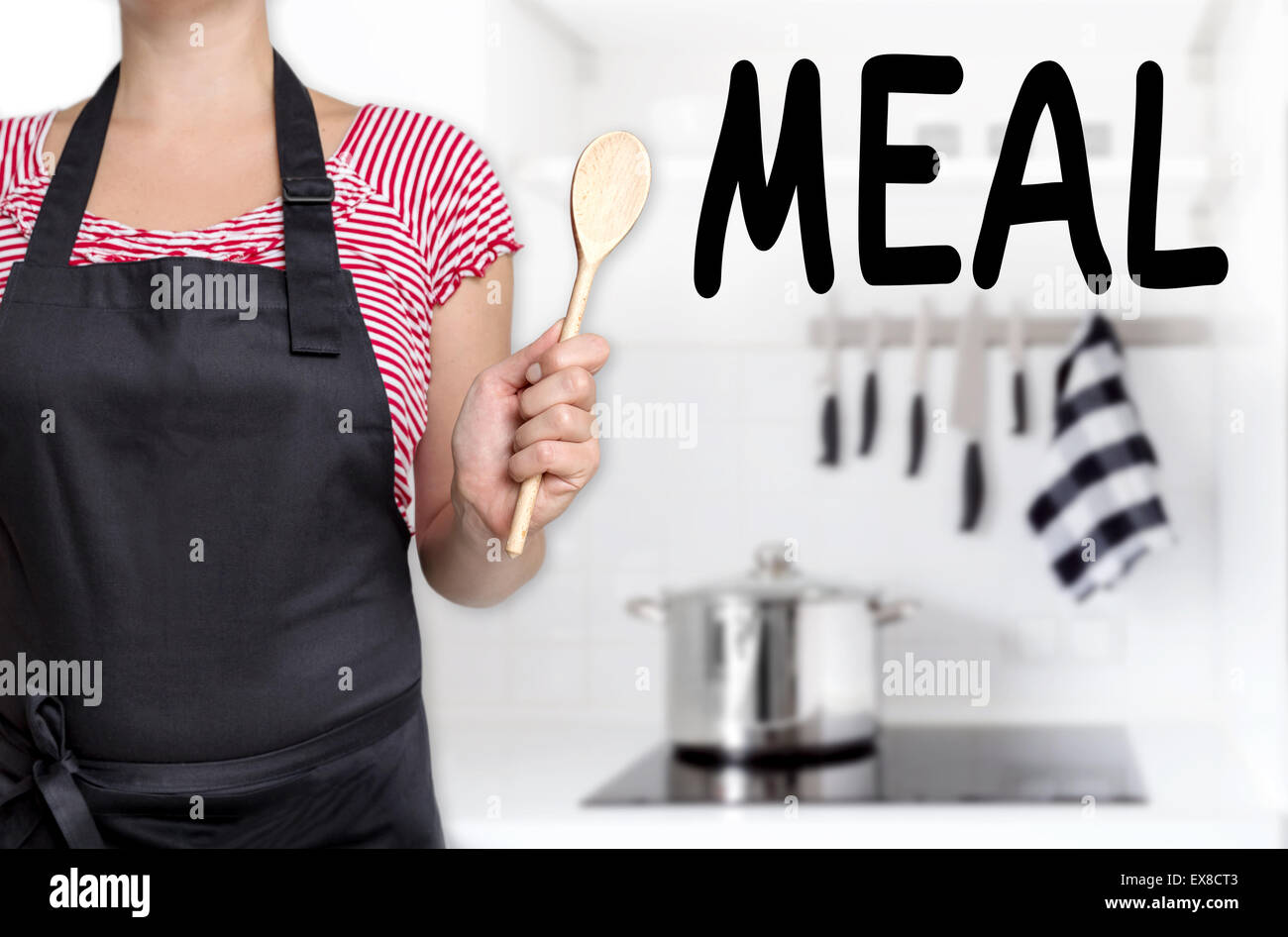 Pasto cuocere tenendo il cucchiaio di legno dello sfondo. Foto Stock