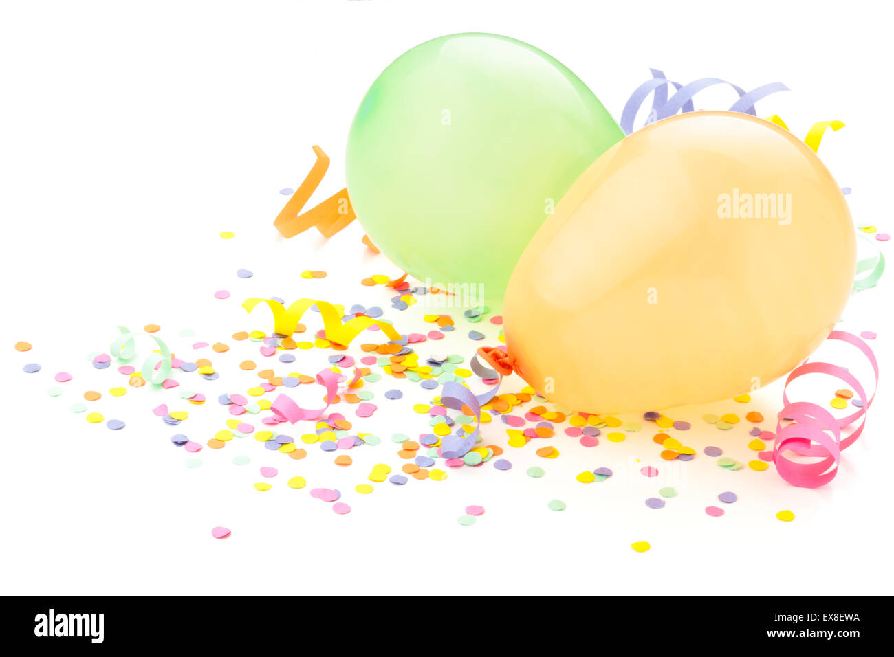 Celebra con palloncini vibranti e coriandoli su sfondo bianco foto stock