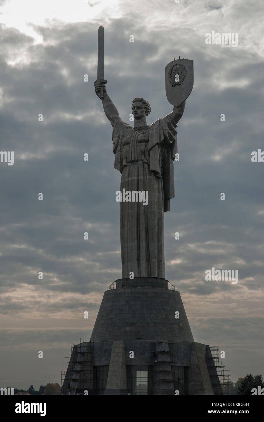 Rodina mat, statua della madre patria, Kiev, Ucraina in autunno Foto Stock
