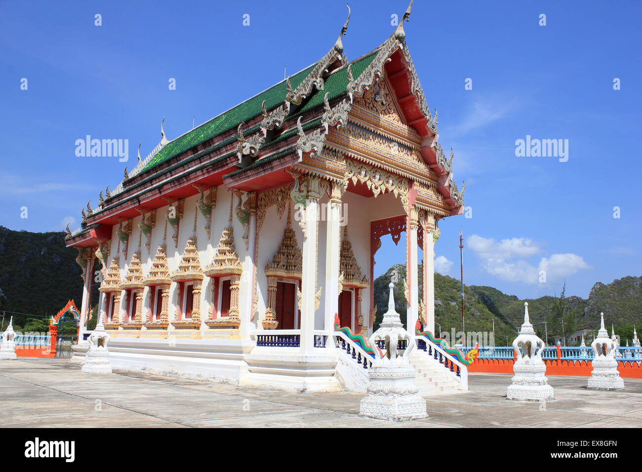 Tradizionale tempio buddista a Ban Bang Pu Village, Khao Sam Roi Yot N.P. Della Thailandia Foto Stock