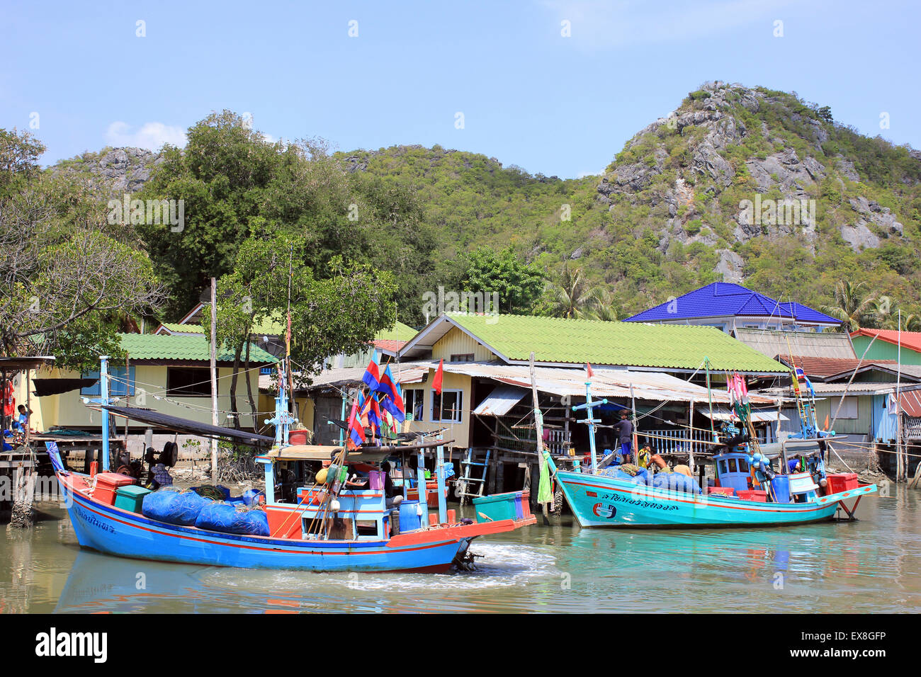 Coloratissime barche di pescatori di Ban Bang Pu Village, Sam Roi Yot N.P. Della Thailandia Foto Stock