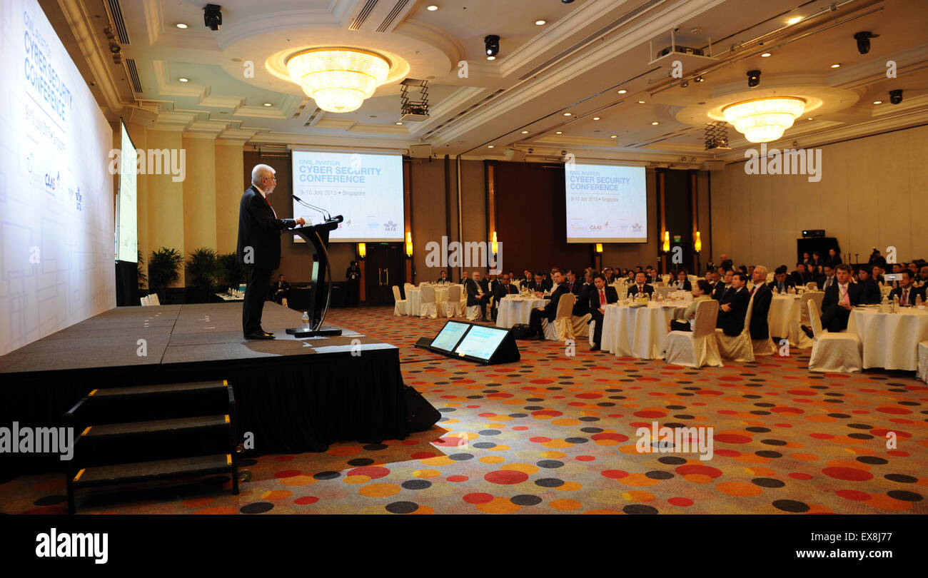 Singapore. 9 Luglio, 2015. Segretario generale dell Organizzazione Internazionale dell'aviazione civile (ICAO) Raymond Benjamin (1L) parla durante l Aviazione Civile Cyber-Security Conferenza svoltasi a Singapore, Luglio 9, 2015. La due giorni di aviazione civile Cyber Security Conference incontro ha dato dei calci a fuori di Singapore giovedì. Credito: Quindi Chih Wey/Xinhua/Alamy Live News Foto Stock