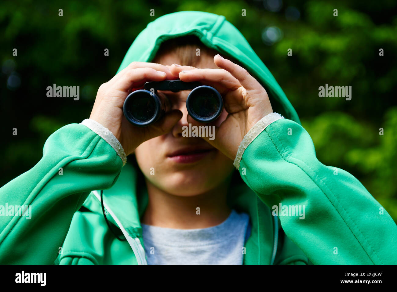 Bambino boy utilizzando il binocolo a forest Foto Stock