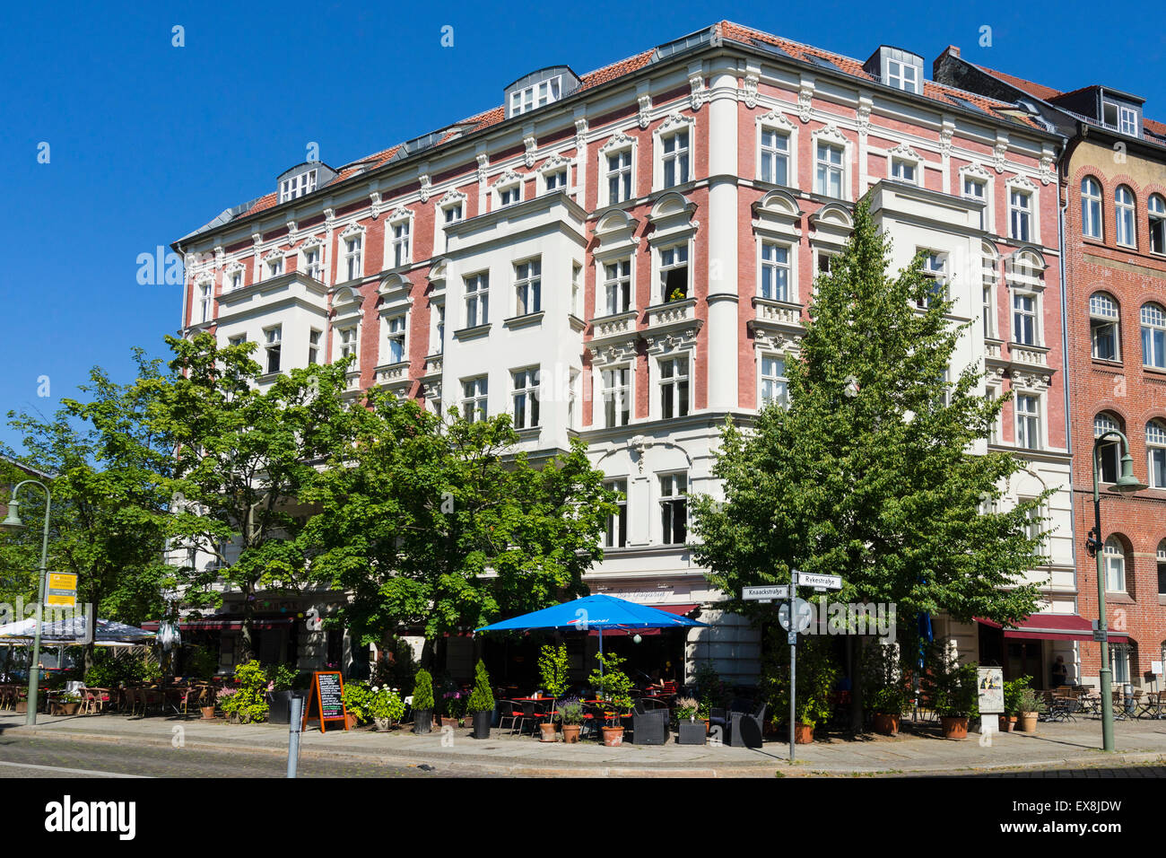 Storico edificio di appartamenti in Rykestrasse in boemo quartiere Prenzlauer Berg di Berlino Germania Foto Stock