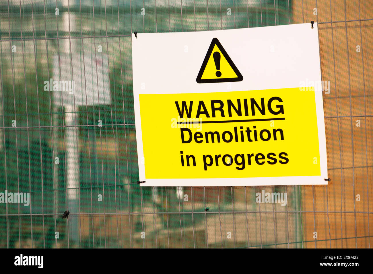 Cartello di avvertimento demolizione in corso a Poole Park, Dorset UK nel mese di luglio Foto Stock