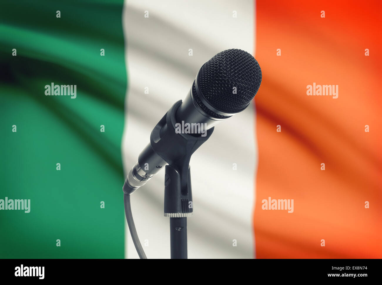 Microfono con bandiera nazionale sulla serie di sfondo - Irlanda Foto Stock