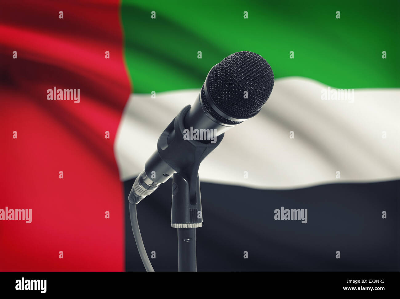 Microfono con bandiera nazionale sulla serie di sfondo - Emirati arabi uniti Foto Stock