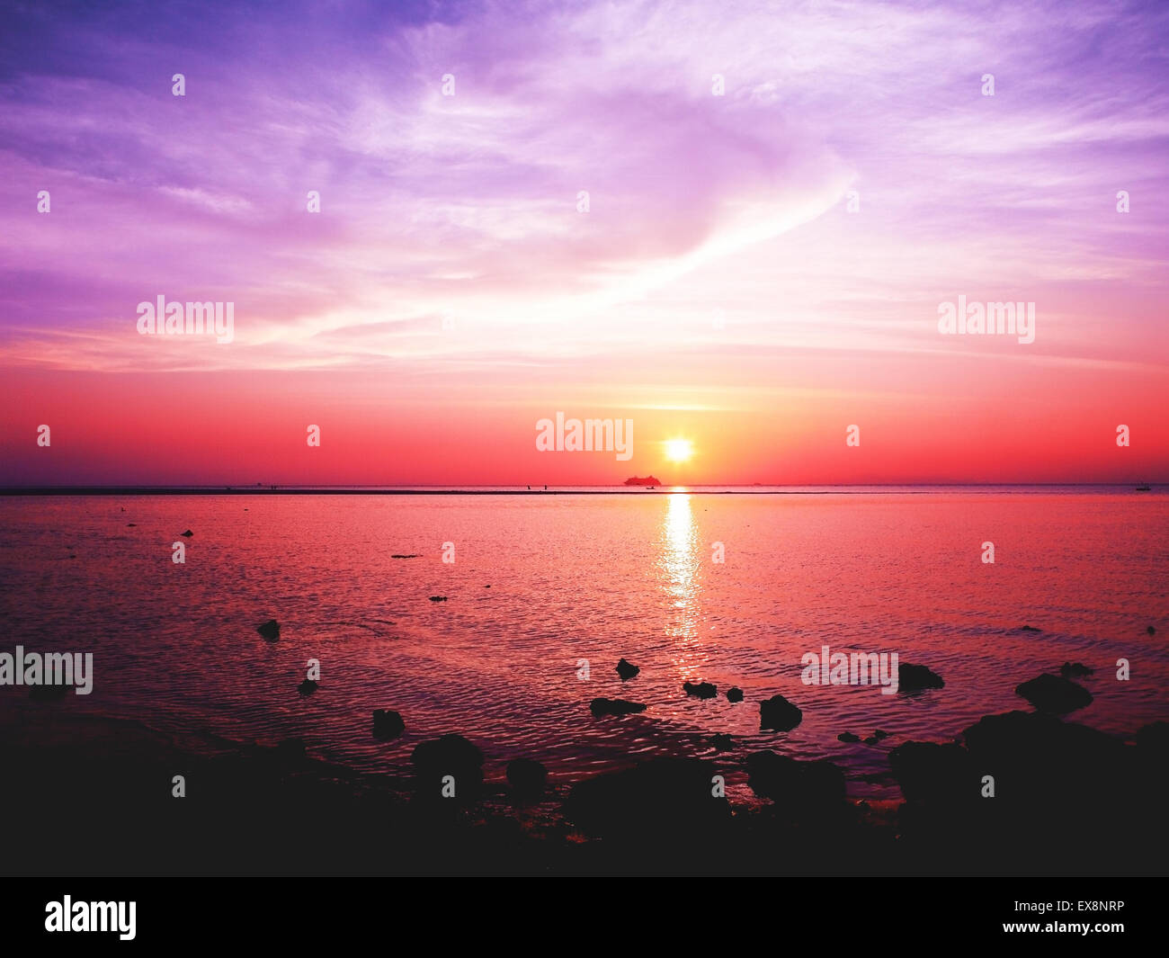 Bellissimo tramonto sul mare calmo, Koh Samui, Thailandia Foto Stock