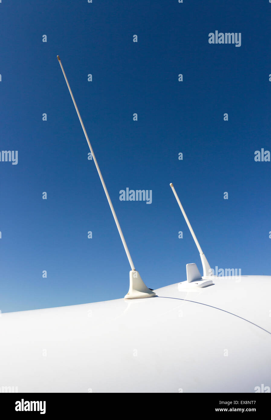 Antenna doppia di un moderno e bianco space shuttle. futuristica tecnologia di comunicazione radio Foto Stock