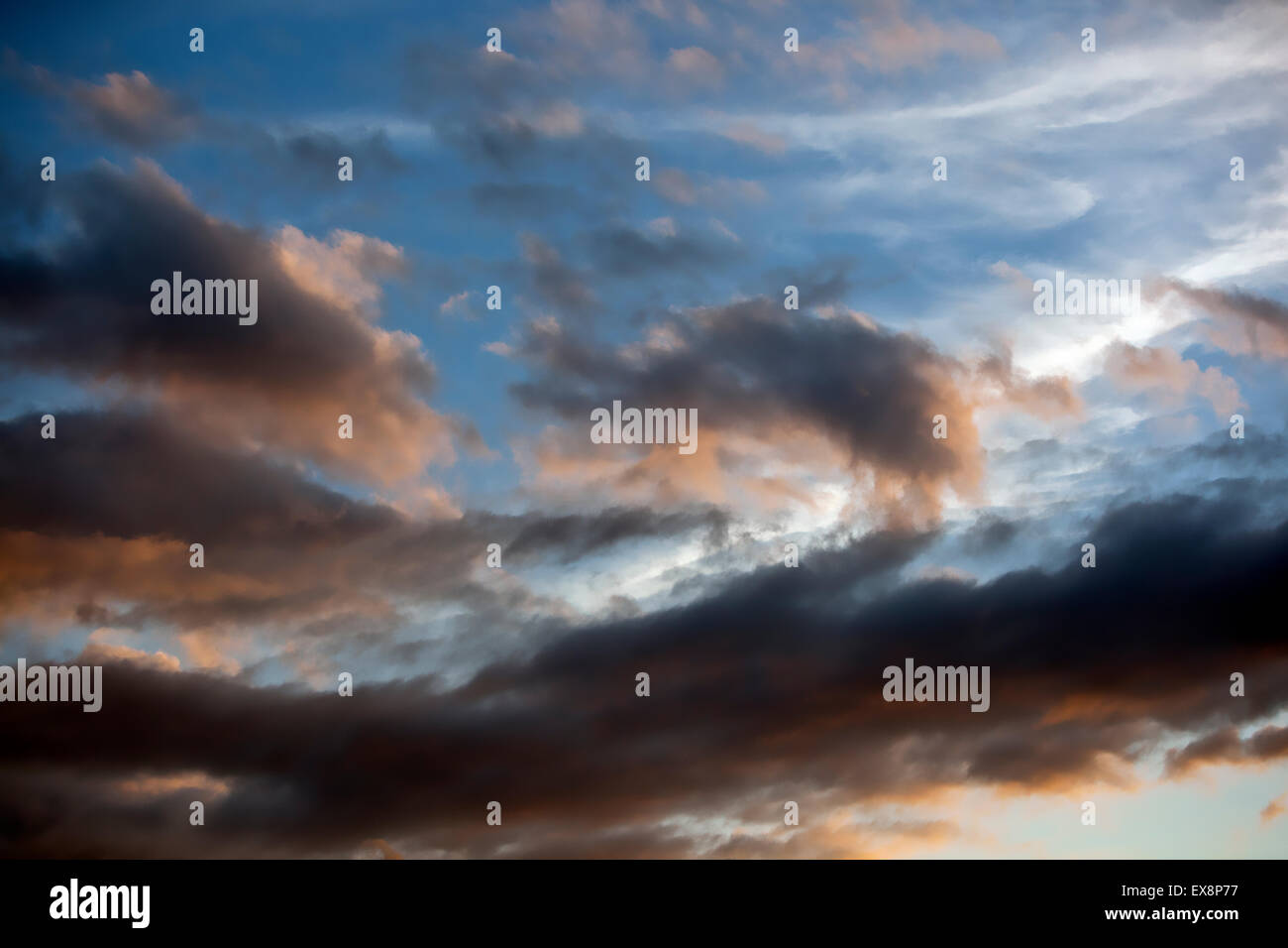 Bel tramonto nuvole Foto Stock