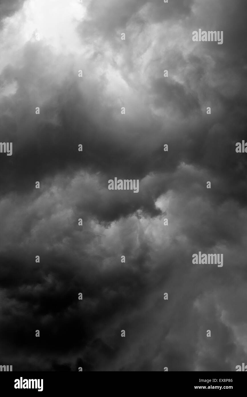 Drammatica nuvole temporalesche raccolta Foto Stock
