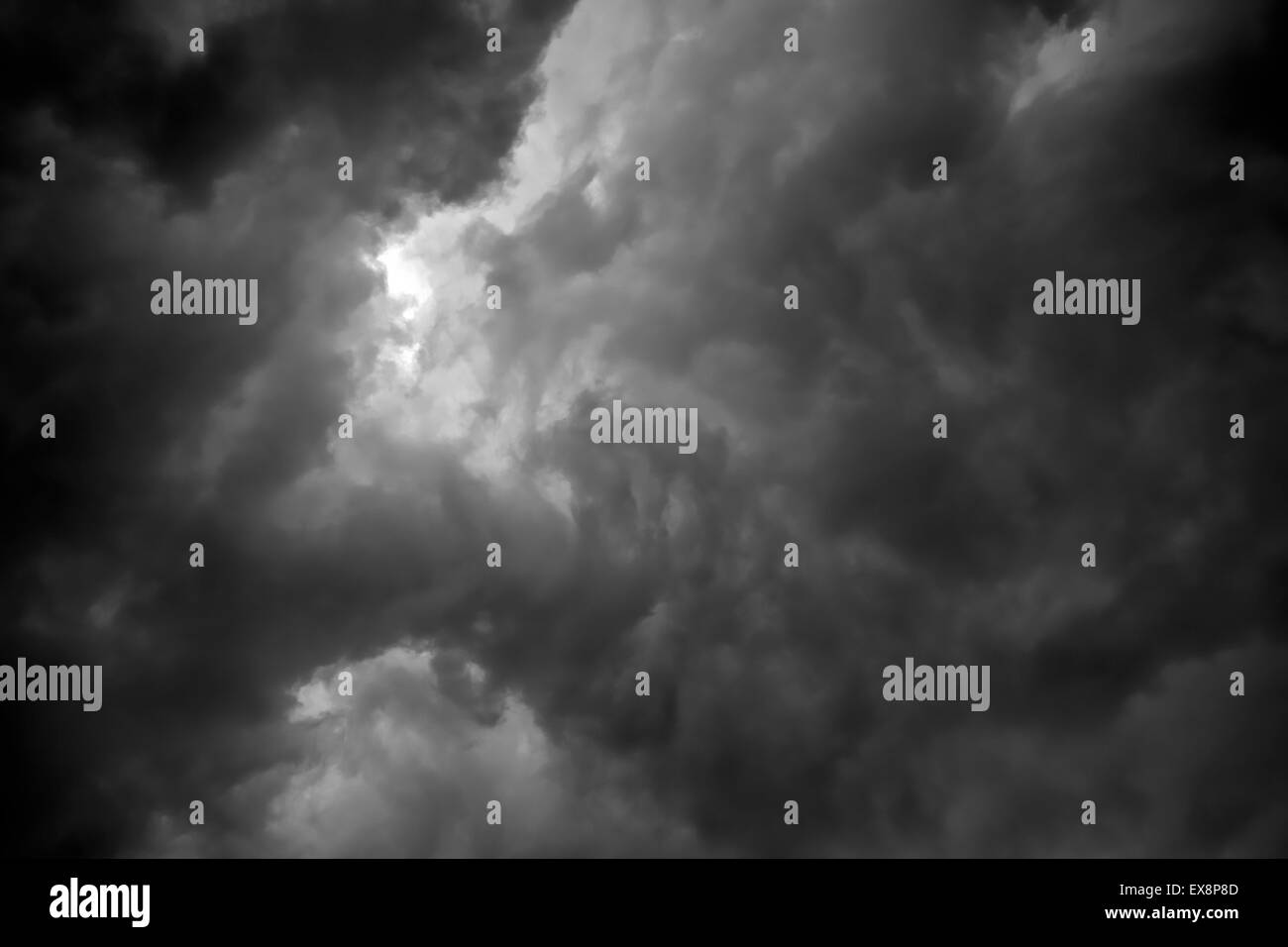 Drammatica nuvole temporalesche raccolta Foto Stock