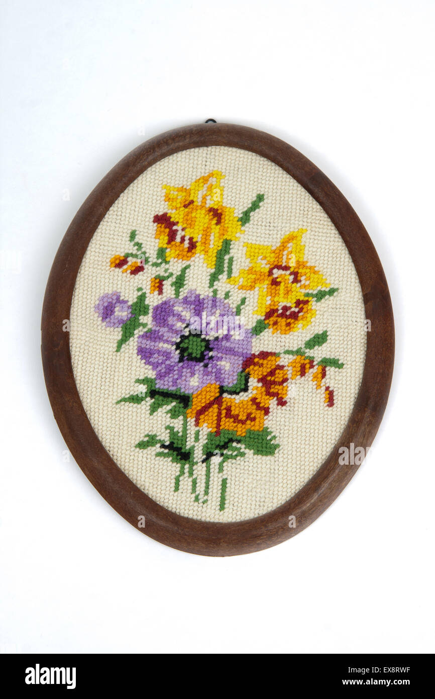 Punto croce fiori colorati in ricamo su tela di canapa Foto stock - Alamy