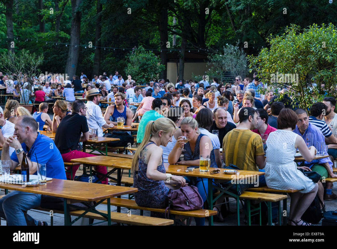 Occupato del giardino della birra in estate presso il Cafe am Neuen vedere nel parco Tiergarten di Berlino Germania Foto Stock