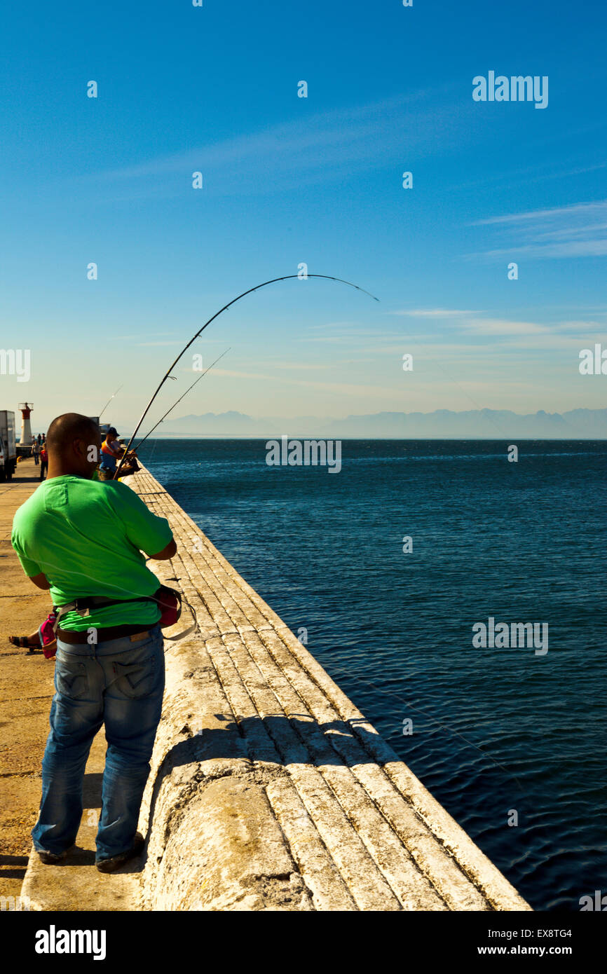 Pesca al largo il molo di Kalk Bay, Città del Capo Sud Africa Foto Stock