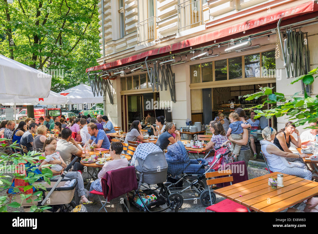 Occupato Anna Blume cafe in estate nel quartiere Prenzlauer Berg di Berlino Germania Foto Stock