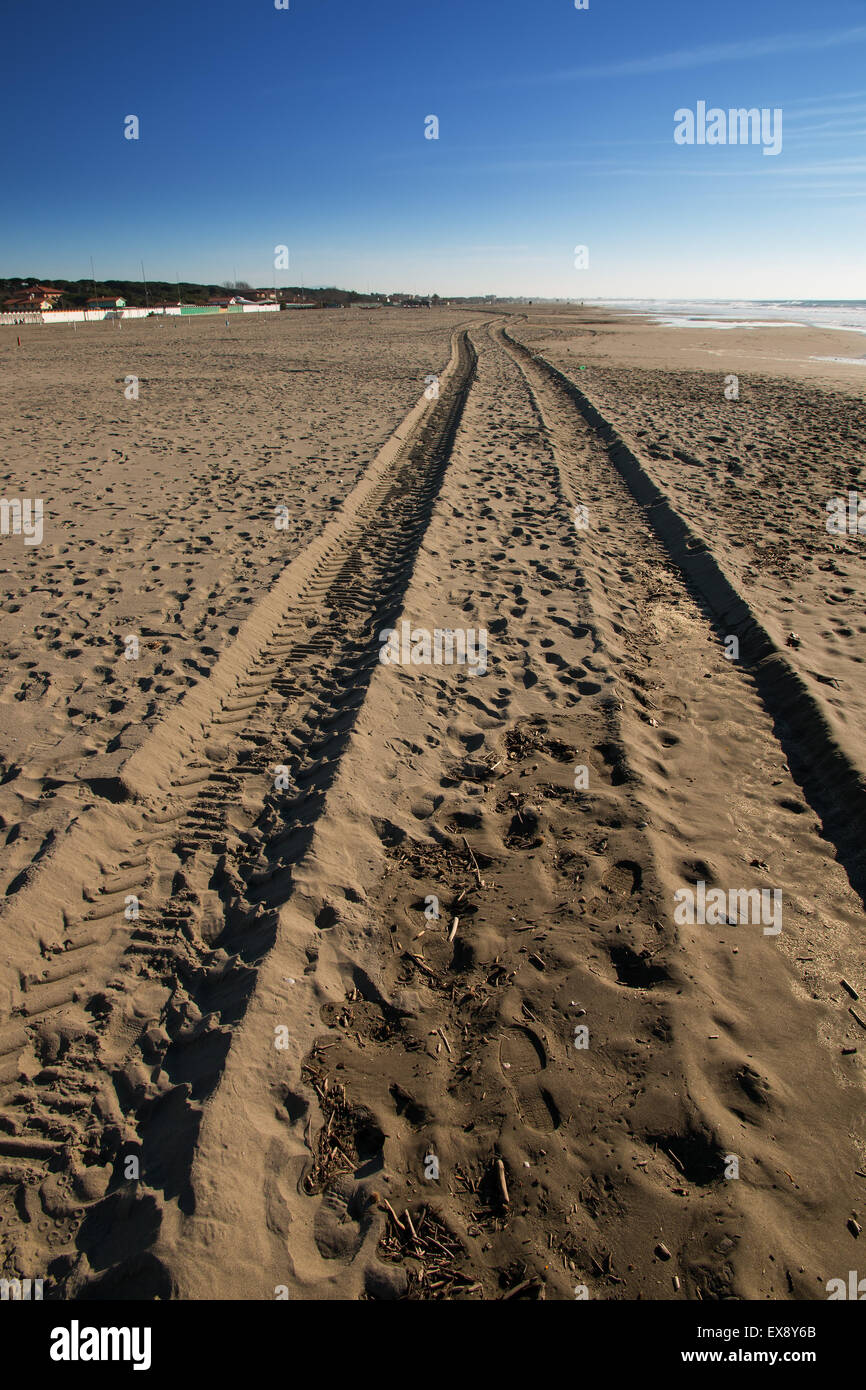 Tracce di pneumatici sulla spiaggia in una giornata di sole Foto Stock