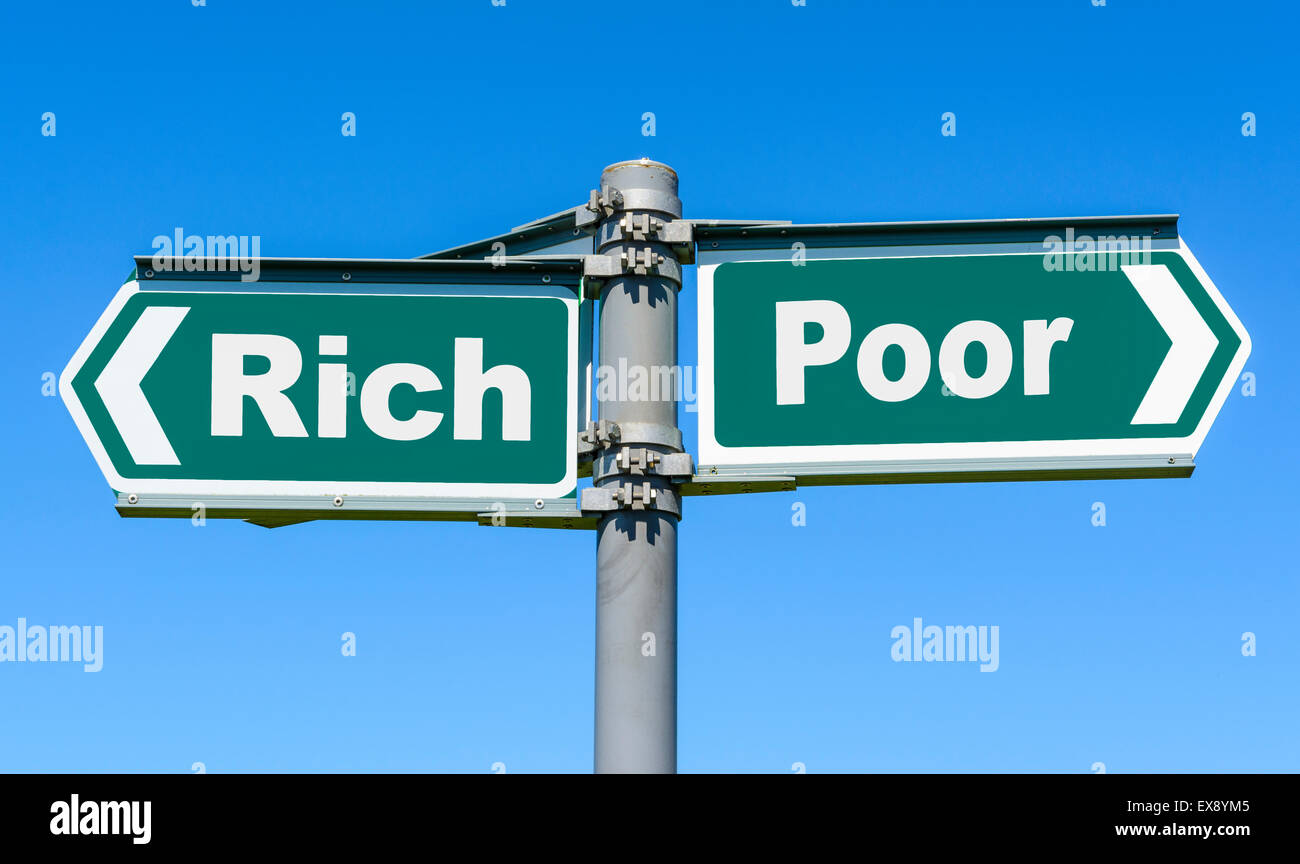 Il ricco e il povero segno per mostrare il concetto di ricchezza divide. Dividere la classe concetto. Il concetto di economia di segno. Foto Stock