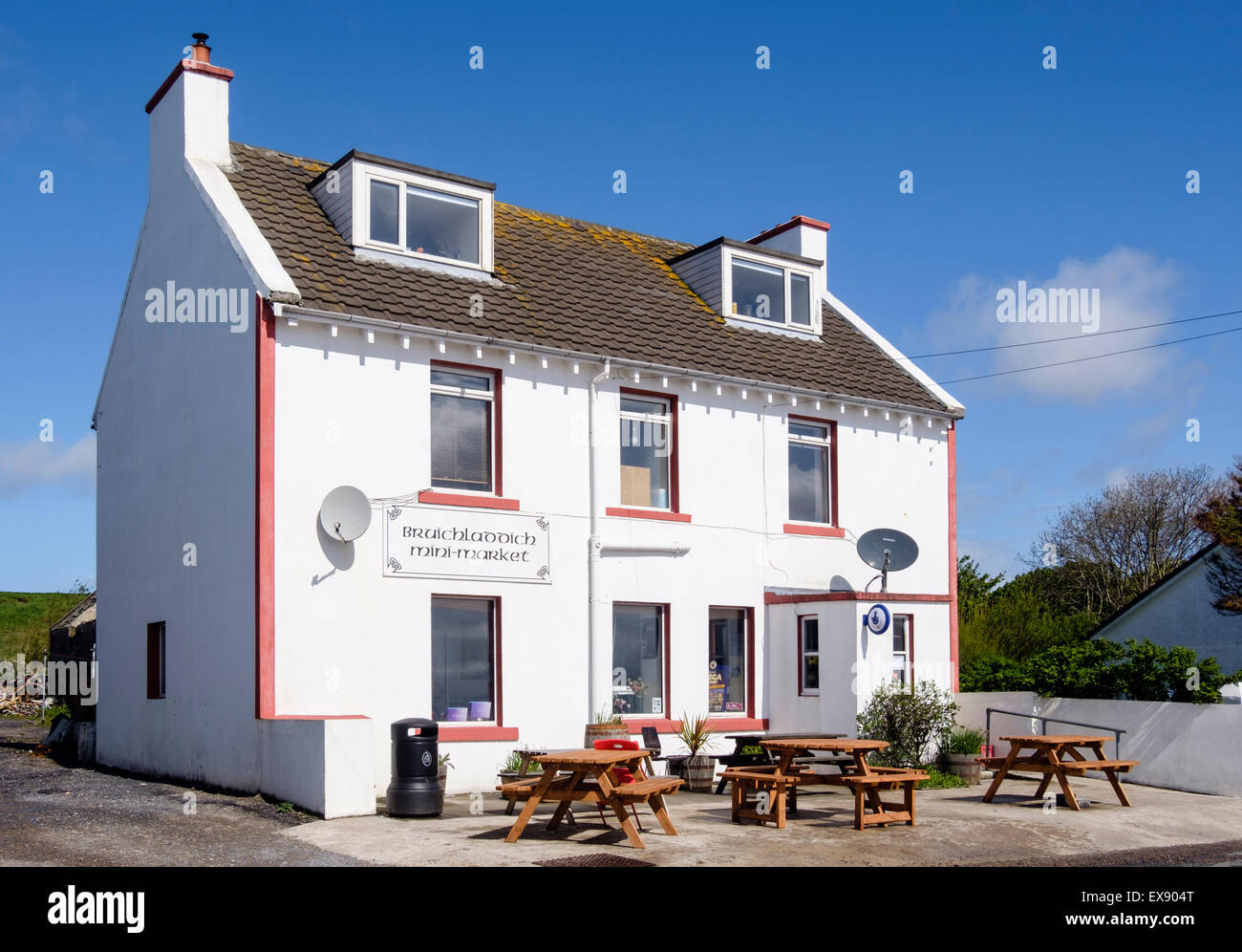 Mini Market Negozio locale e il Cafe con posti a sedere all'esterno. Bruichladdich, Isle of Islay, Argyll & Bute, Ebridi Interne, Scotland, Regno Unito Foto Stock
