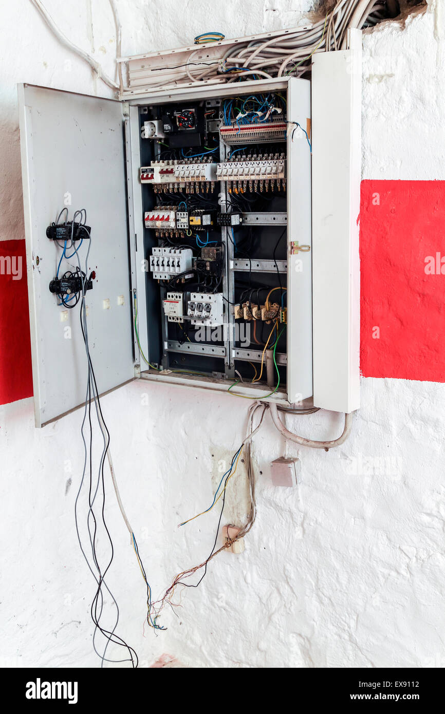 Aprire la scatola dei fusibili con cavi penzolanti fuori Foto Stock
